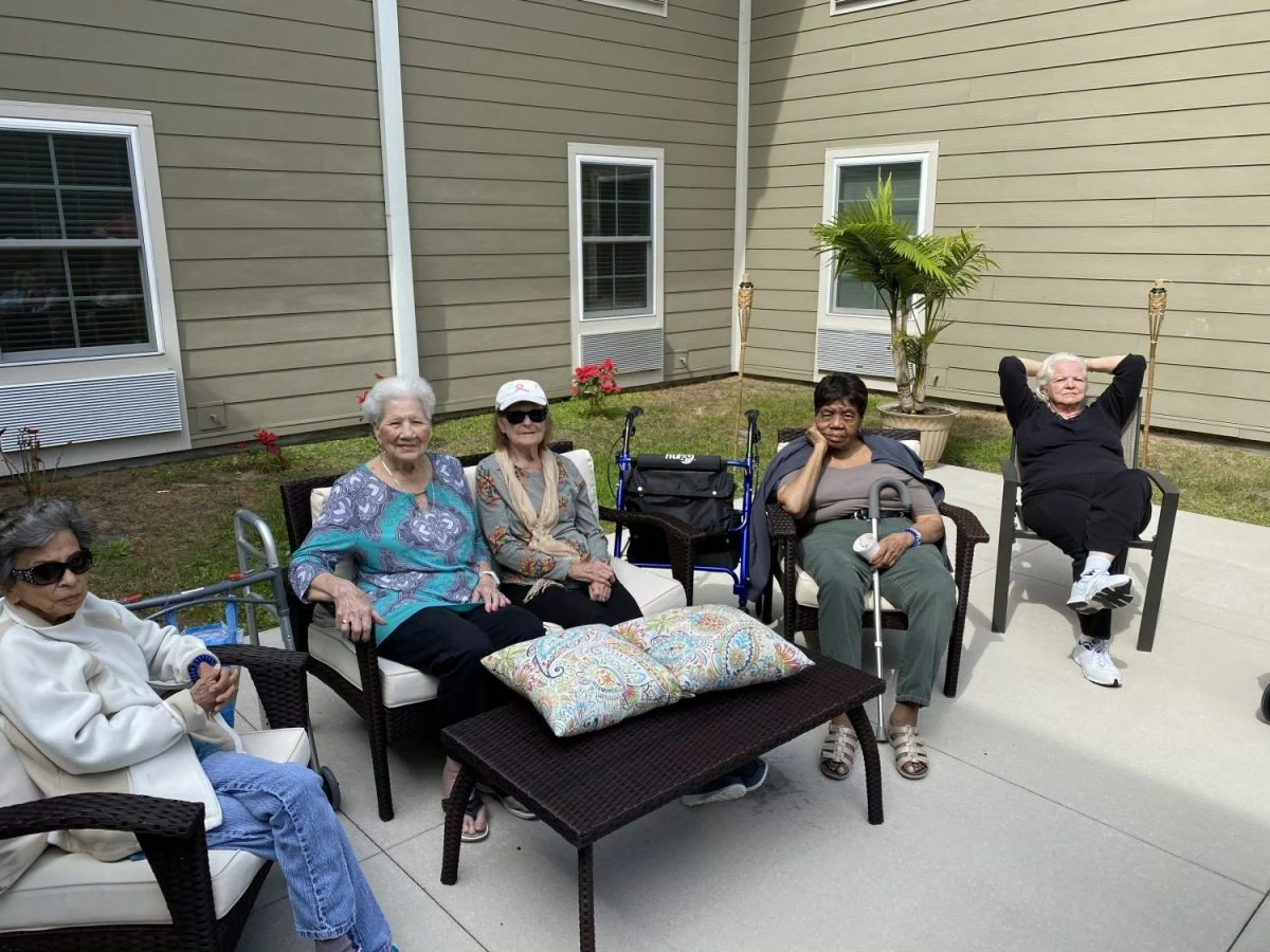 Plantation Oaks Assisted Living & Memory Care in High Springs, FL, residents enjoying time together outside