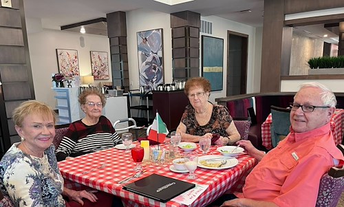 CopperWood at Prairie Trail residents enjoy dining and good company