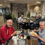 Avamere at Seaside senior living community offering independent living, assisted living, memory care, and respite care in Seaside, OR, residents eating breakfast together
