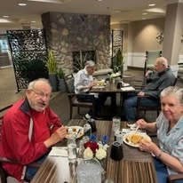 Avamere at Seaside senior living community offering independent living, assisted living, memory care, and respite care in Seaside, OR, residents eating breakfast together