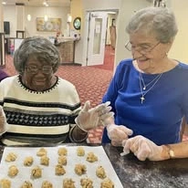 Willow Creek Gracious Retirement Living Hawthorn Senior Independent Living in Chesapeake, Virginia residents baking cookies