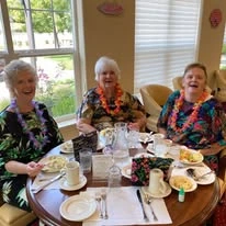 Glenmoore Gracious Retirement Living Hawthorn Senior Independent Living in Happy Valley, Oregon residents eating dinner