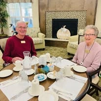 Azalea Estates Gracious Retirement Living Hawthorn Senior Independent Living in Chapel Hill, North Carolina residents in the dining room