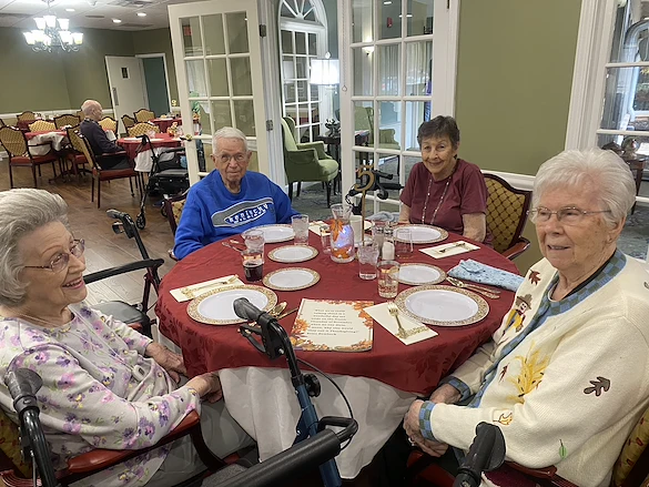 Wesley Manor Assisted Living Community offering assisted living and continuing care retirement community (CCRC) services in Louisville, KY, residents dining together