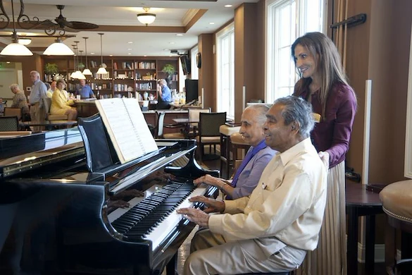 Allegro Hyde Park, senior living community offering independent living, assisted living, and respite care in Tampa, FL, residents playing piano together