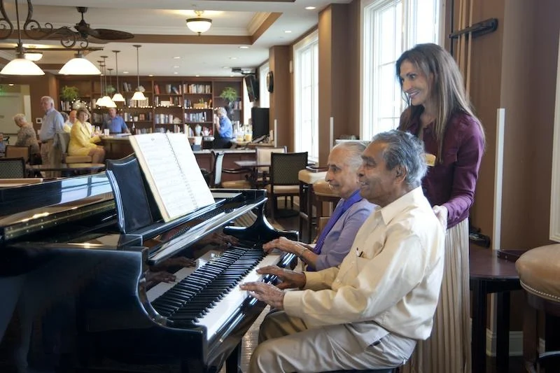 Allegro Hyde Park, senior living community offering independent living, assisted living, and respite care in Tampa, FL, residents playing piano together