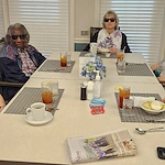Charter Senior Living of Gallatin, Tennessee, residents dining together