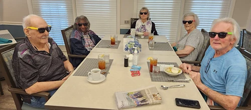 Charter Senior Living of Gallatin, Tennessee, residents dining together