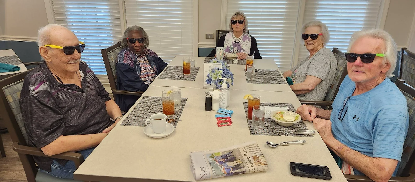 Charter Senior Living of Gallatin, Tennessee, residents dining together