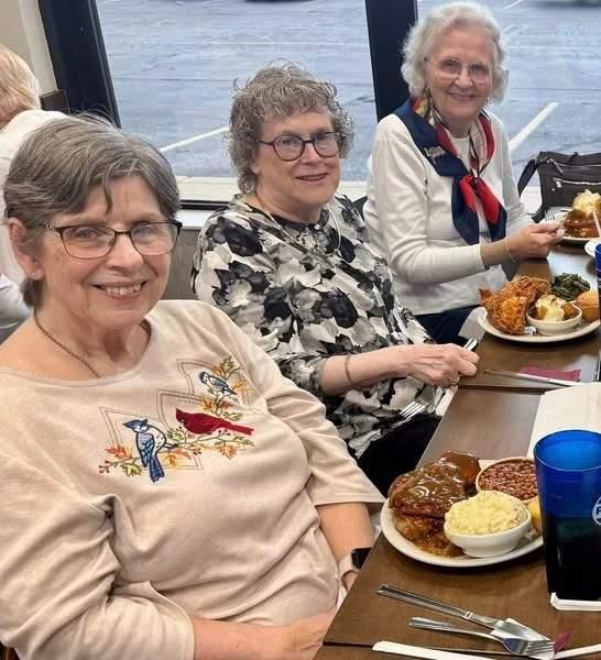 The Forum at The Crossing resident outing to a restaurant