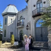 The Rio Grande Gracious Retirement Living Hawthorn Senior Independent Living in Rio Rancho residents sightseeing