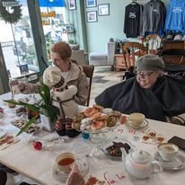 Suzanne Elise Assisted Senior Living in Seaside, Oregon residents eating