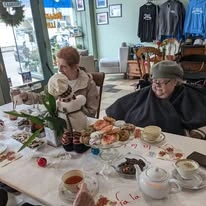 Suzanne Elise Assisted Senior Living in Seaside, Oregon residents eating