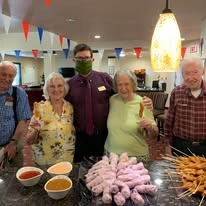 Glenmoore Gracious Retirement Living Hawthorn Senior Independent Living in Happy Valley, Oregon residents trying new food