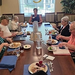 The Glenwood of Gainesville, Florida, residents dining together