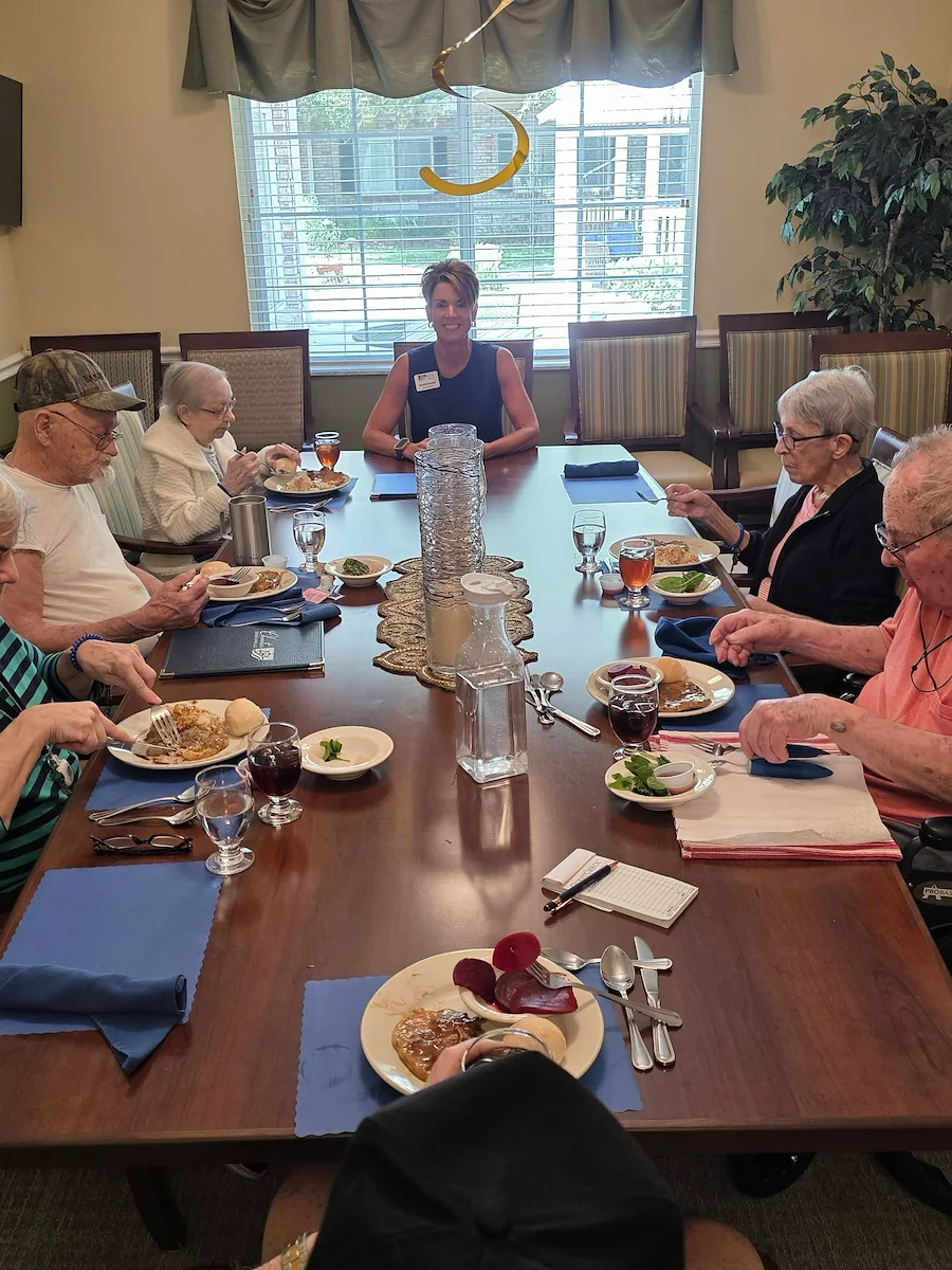 The Glenwood of Gainesville, Florida, residents dining together