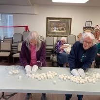 Bella Vista Gracious Retirement Living Hawthorn Senior Independent Living in Asheville, North Carolina residents playing a Holiday game challenge