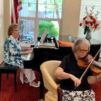 Glenmoore Gracious Retirement Living Hawthorn Senior Independent Living in Happy Valley, Oregon residents playing piano and violin music