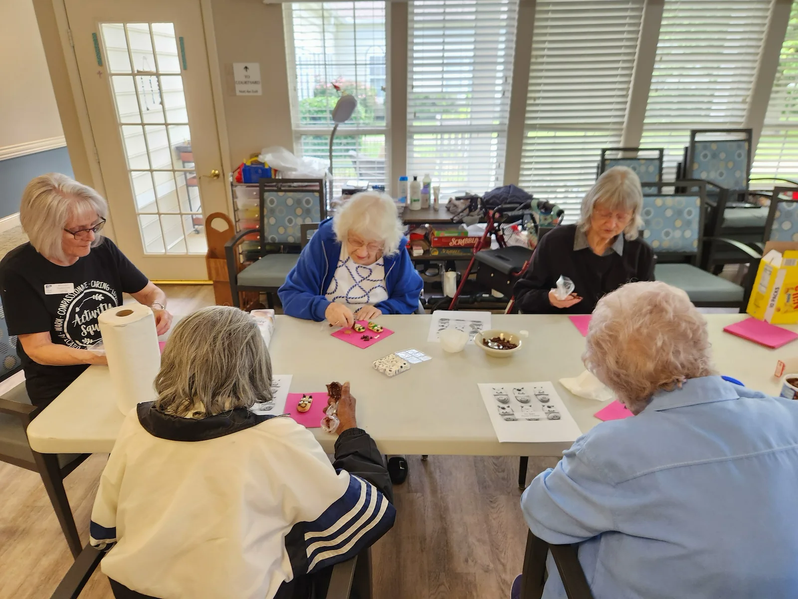 Charter Senior Living of Gallatin, Tennessee, residents doing crafts together