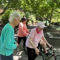 The Arbor at Avamere Court Assisted Senior Living in Keizer, Oregon residents walking outside