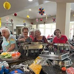 Pioneer Ridge Gracious Retirement Living Hawthorn Senior Independent Living in McKinney, Texas residents getting food