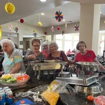 Pioneer Ridge Gracious Retirement Living Hawthorn Senior Independent Living in McKinney, Texas residents getting food