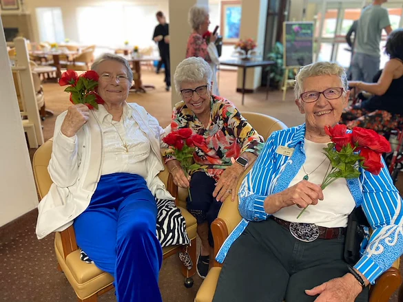 Mountain View Gardens Gracious Retirement Living Hawthorn Senior Independent Living in Sierra Vista, Arizona residents holding bouquets of flowers