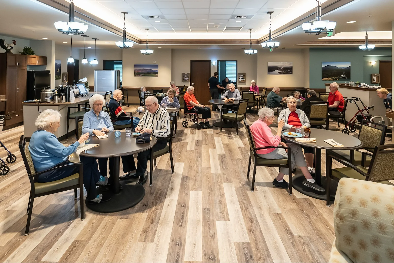 Fieldstone Memory Care of Puyallup residents dining