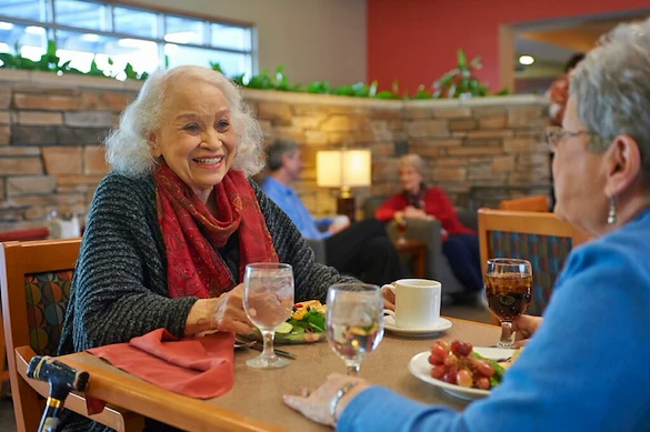 John Knox Village Senior Living CCRC near Kansas City, MO residents enjoying a meal