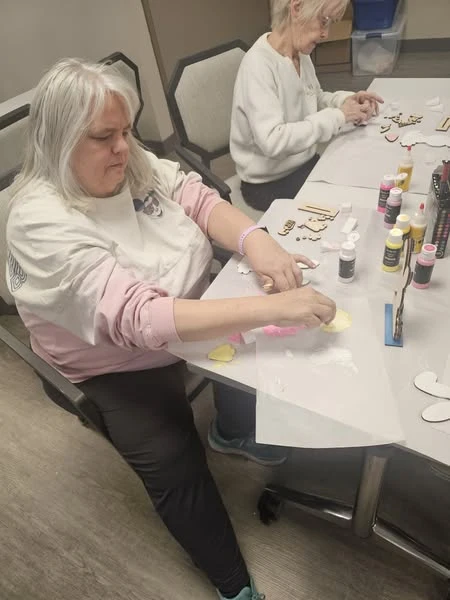 Residents of Washington Commons embrace hands-on creativity in the craft corner