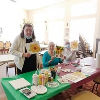 Heatherwood Gracious Retirement Living Hawthorn Senior Independent Living in Tewksbury, Massachusetts residents doing arts and crafts