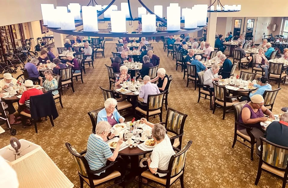 Paloma Landing Retirement Community Hawthorn Senior Independent Living in Albuquerque, New Mexico residents in the dining room
