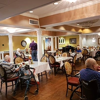 Montclair Park Assisted and Independent Senior Living in Shreveport, LA residents eating and socializing