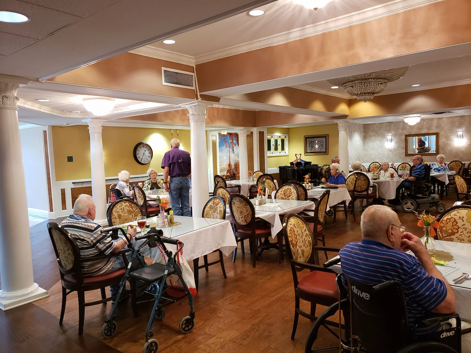 Montclair Park Assisted and Independent Senior Living in Shreveport, LA residents eating and socializing