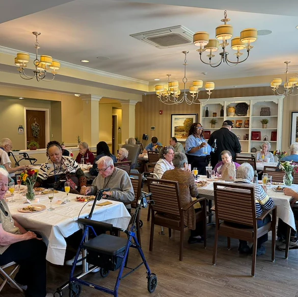 Pomeroy Living Northville residents dining together and enjoying each other's company